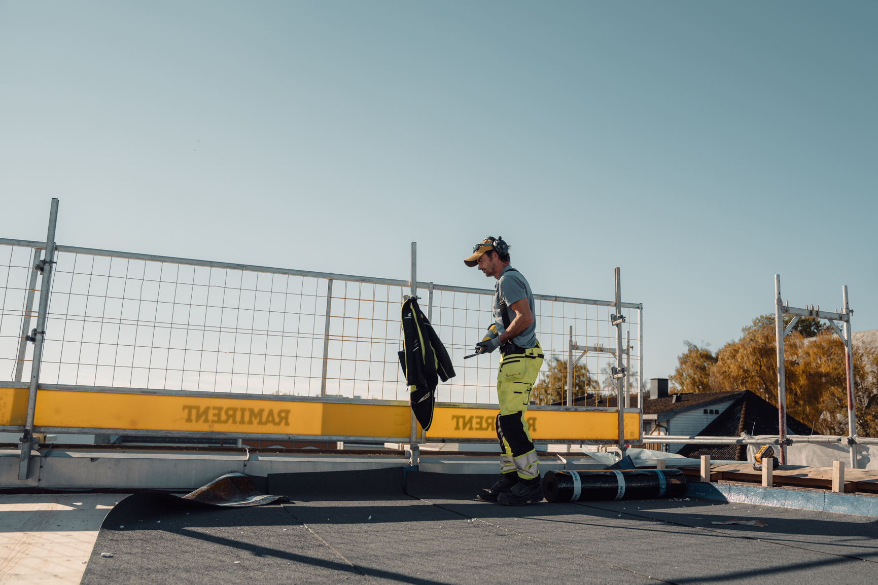 Taktekker fra Steinkjer Tak AS legger takduk på flatt tak